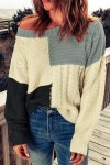 Suéter gris con cuello redondo y bloques de color en contraste