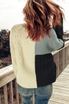 Suéter gris con cuello redondo y bloques de color en contraste