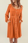 Robe orange boutonnée à taille haute et manches longues