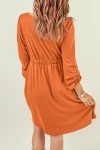 Vestido naranja de manga larga con botones y cintura alta