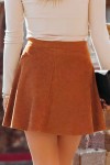 Mini-jupe marron en velours côtelé avec boutons sur le devant