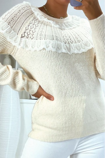 Sweater with round neck and ruffles in classic vintage style.