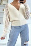 Pull cache coeur taupe avec manches en dentelle