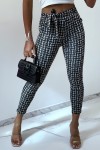 Pantalon slim noir avec motif poches et ceinture. Pantalon femme pas cher  Taille S/M L/XL XL/XXL   85% Polyamide 15% Elasthane