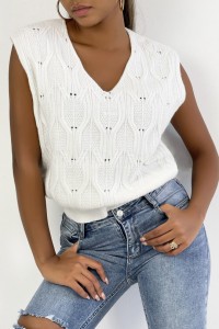 Pull blanc sans manche en col V avec joli motif tressé.