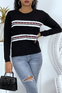 Classic black sweater with round neck and bands with pearls and ruffles.