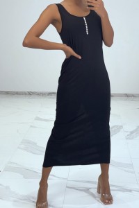 Longue robe noire fluide avec bouton sur l'avant et fente à l'arrière.