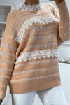 Openwork pink sweater with round neck and lace.