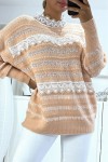 Openwork pink sweater with round neck and lace.