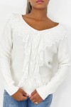 Short white sweater with braided V-neck and lace that unfolds in the center of the top.