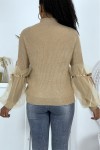 Pull col montant taupe à manches bouffantes en tulle.
