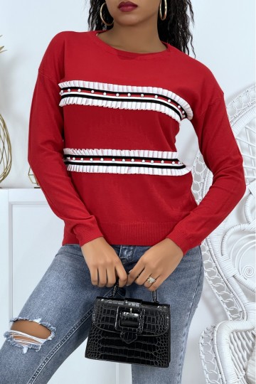 Classic red sweater with round neck and bands with pearls and ruffles.