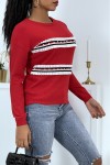 Classic red sweater with round neck and bands with pearls and ruffles.