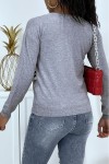 Classic gray sweater with round neck and bands with pearls and ruffles.
