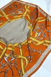 Bufanda de seda naranja con estampado de cadenas de lujo