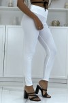 White leggings in very stretchy ribbed material.