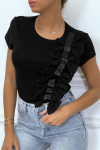 Camiseta negra con lazo y cintas