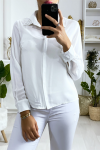 Chemise blanche pour femme avec strass au col.