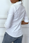 Camisa blanca de manga larga con estampado.
