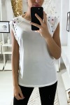 Pretty, very chic white T-shirt with pretty rhinestones on the shoulders.