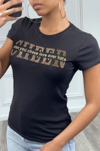 Camiseta negra con escritura dorada