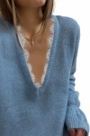 Suéter de punto azul con cuello en V y pestañas