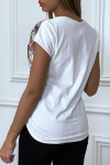 Camiseta de mujer blanca con estampado de cuadros vichy y pedrería ribeteada con hilo plateado