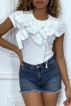 Short-sleeved white t-shirt with bows.