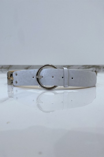 Cinturón de piel sintética blanca e inserciones de metal.