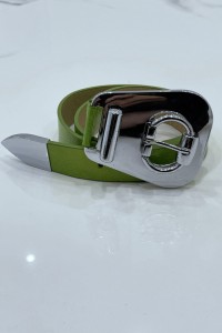 Cinturón verde con hebilla ovalada asimétrica