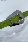 Cinturón verde con hebilla ovalada asimétrica