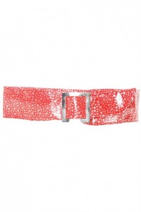 Cinturón rojo claro con estampado de estrellas y hebilla rectangular. estrellas