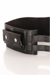 Cinturón ancho negro con doble hebilla y bolsillos para accesorios.