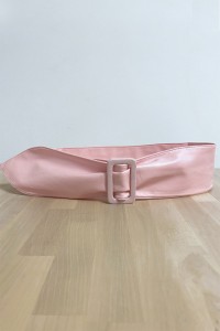 Cinturón rosa con hebilla rectangular para mujer.
