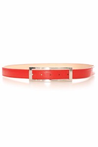 Cinturón rojo con hebilla rectangular plateada.
