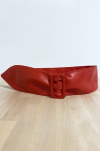 Cinturón rojo con hebilla rectangular para mujer.