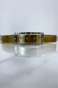 Cinturón dorado con pedrería y hebilla rectangular