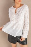 Blusa blanca de manga larga con cuello en V