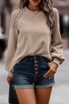 Pull en broderie taupe