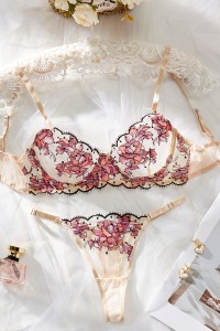 Ensemble de lingerie en dentelle florale rose