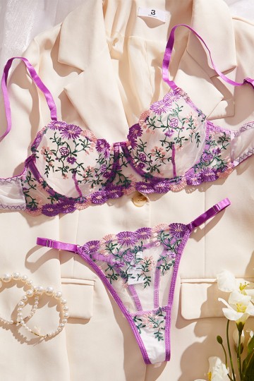 Ensemble de lingerie violet fleuri