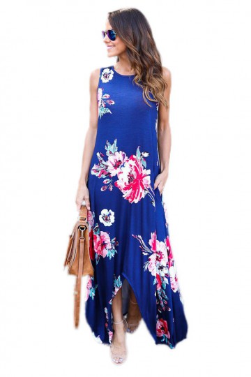 Vestido largo de verano azul con tirantes anchos y estampado floral.