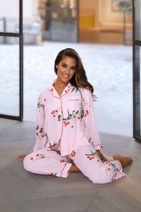 Pijama rosa con estampado de flores