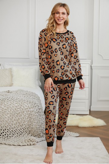 Pijama tipo jogging de leopardo con fondo marrón