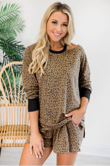 Pijama, pantalón corto y camiseta de leopardo