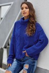 suéter de cuello alto azul