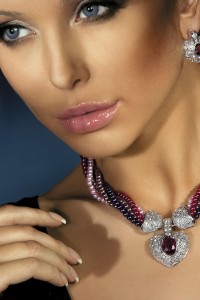 Multicolor pearl necklace with rhinestones