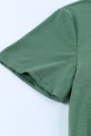 Camiseta verde con un agujero